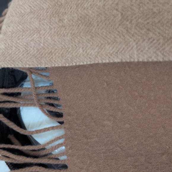 Aritzia Babaton Herringbone rectangle wool scarf - Picture 7 of 7